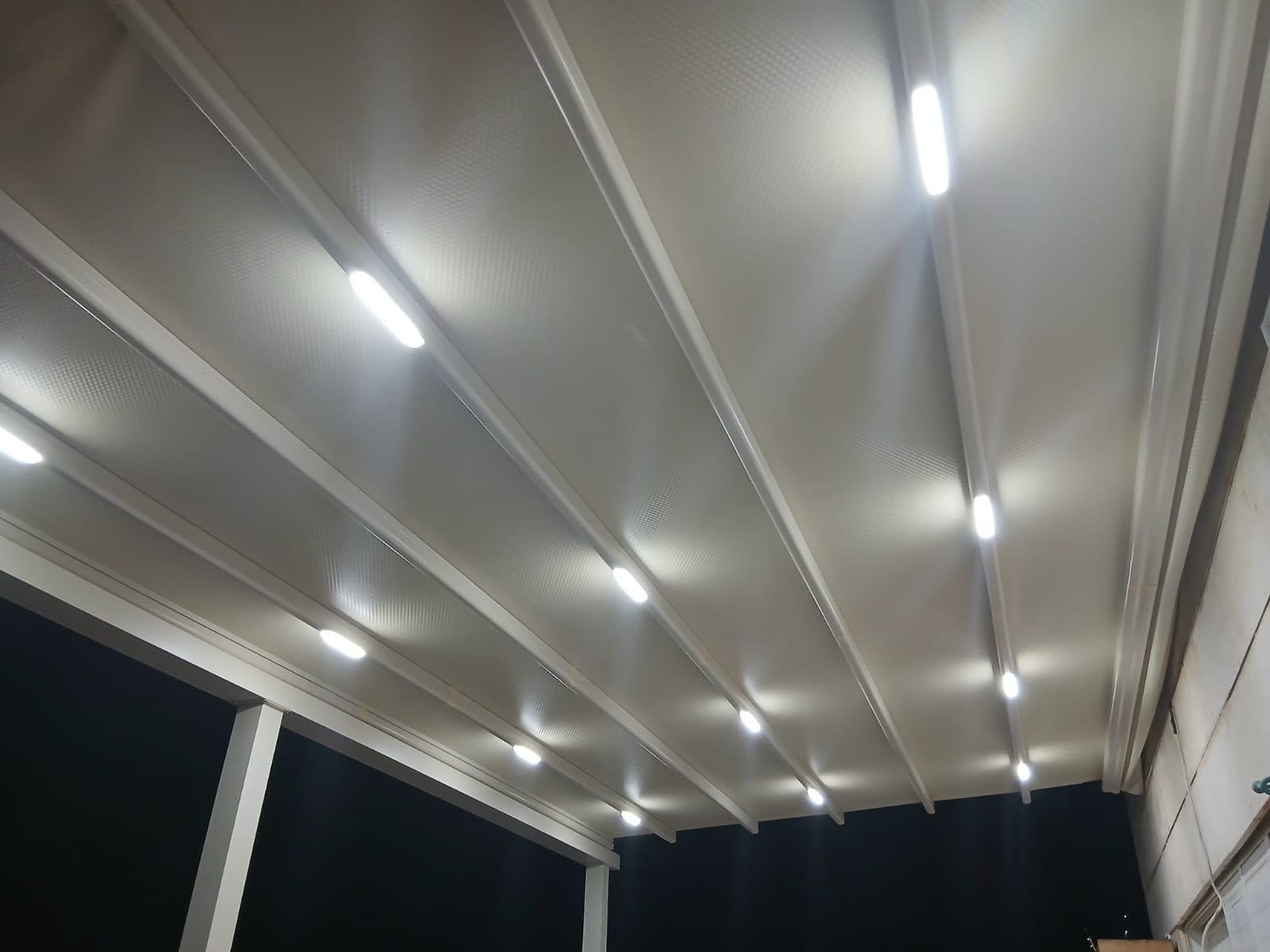 פרגולת PVC נאספת — רביב-ים פתרונות הצללה