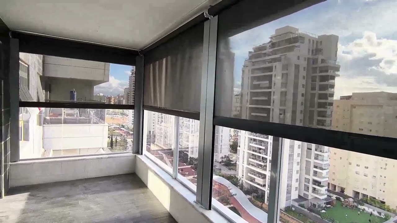 מסכי גלילה, מהתקרה ועד חומת המעקה